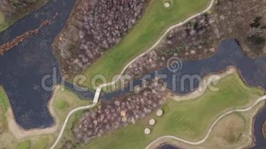 立陶宛湖岸秋季高尔夫球场空中无人机顶景4KU HD视频